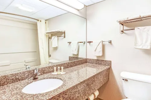 Super 8 by Wyndham Mahwah Rooms Photos