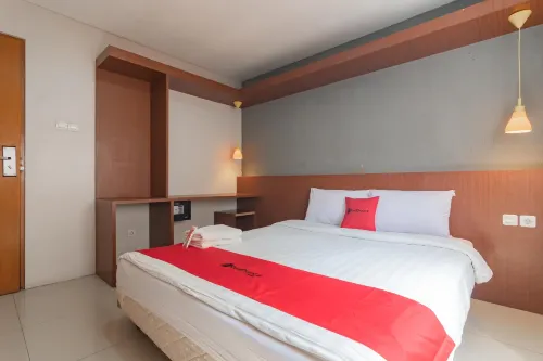 RedDoorz Plus @ Dago Pojok 3 Kamar Photos