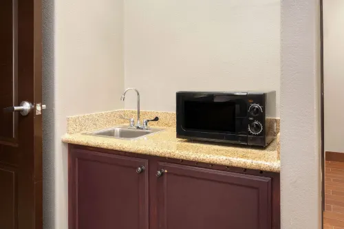 La Quinta Inn & Suites by Wyndham Houston Bush Intl Airpt E Rooms Photos
