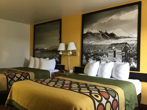 Super 8 by Wyndham Elko Rooms Photos
