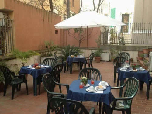 Free Hostels Roma Restauration Photos