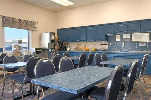 Super 8 by Wyndham Medicine Hat AB Restauration Photos