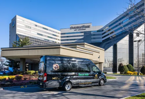 DoubleTree by Hilton Hotel Newark Airport Exterior Photos
