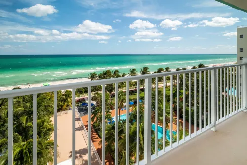 Radisson Resort Miami Beach بالقرب من الفندق Photos