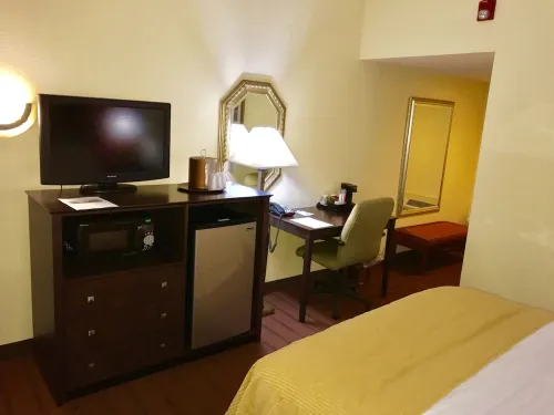 Clarion Hotel & Suites Hamden-New Haven Rooms Photos
