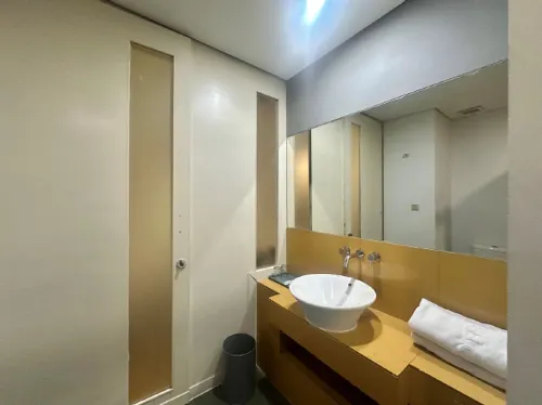 Sparks Life Jakarta, ARTOTEL Curated Kamar Photos