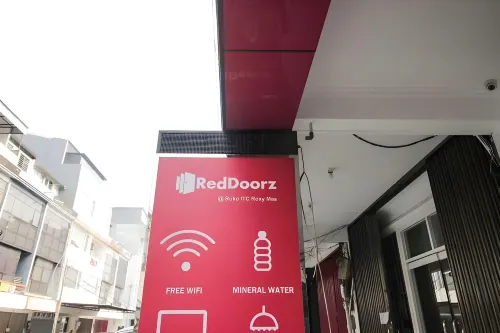 RedDoorz @ Ruko ITC Roxy Mas Eksterior Photos