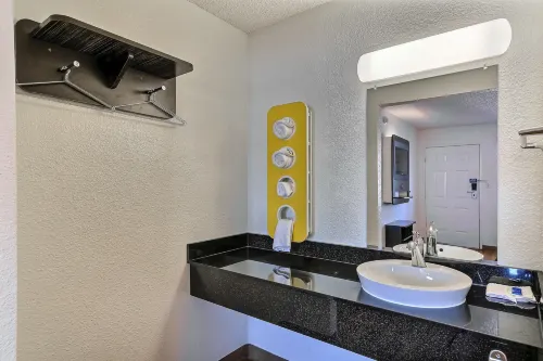 Motel 6 Pleasanton, CA Rooms Photos