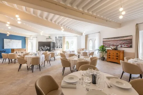 Hostellerie du Château des Fines Roches Dining Photos