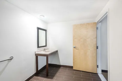 Howard Johnson by Wyndham Quincy/Boston Zimmer Photos