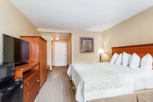 Days Inn by Wyndham Windsor Locks / Bradley Intl Airport Rooms Photos