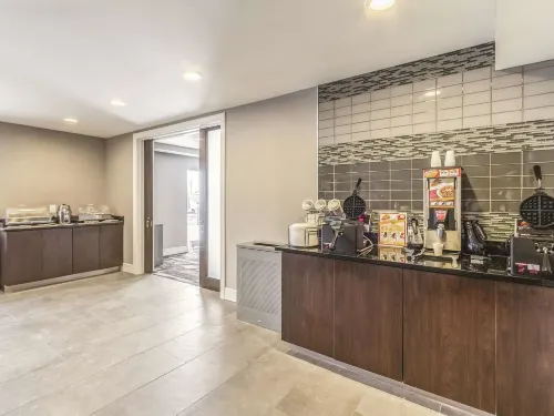 La Quinta Inn & Suites by Wyndham Cleveland - Airport North Dining Photos