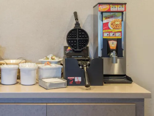 Super 8 by Wyndham Liverpool/Syracuse North Airport Dining Photos