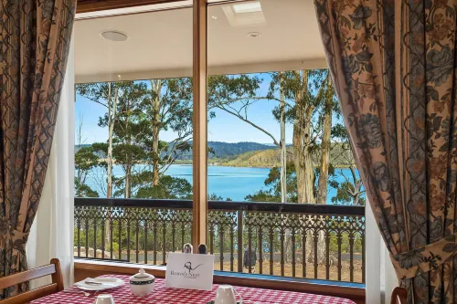 Robyn's Nest Lakeside Resort Restauration Photos