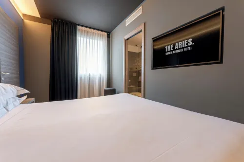 The Aries Hotel Kamar Photos