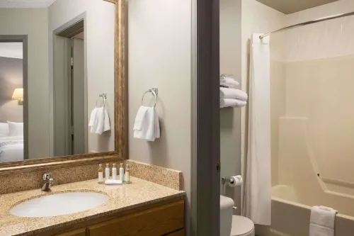 Travelodge by Wyndham Edmonton Airport Rooms Photos