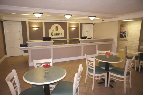 La Quinta Inn by Wyndham Norfolk Virginia Beach Restauration Photos
