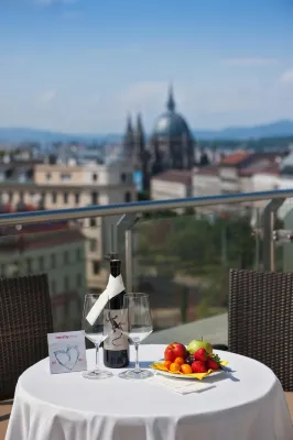 IntercityHotel Wien Restauration Photos
