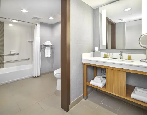 DoubleTree by Hilton Edmonton Downtown Rooms Photos