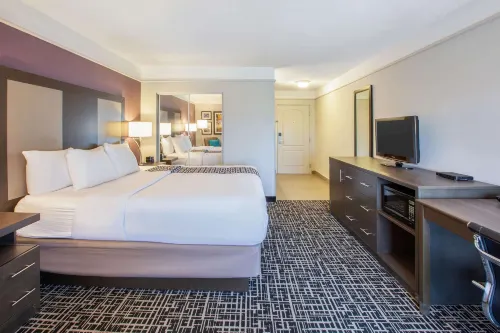 La Quinta Inn & Suites by Wyndham Cincinnati Airpt Florence Rooms Photos