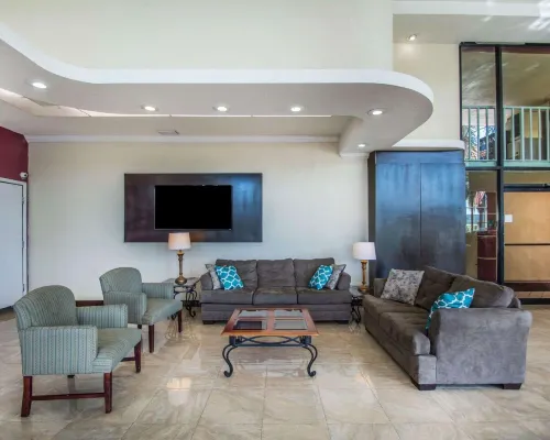 Quality Inn & Suites at Tropicana Field Photos