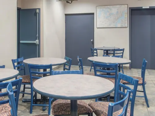 Super 8 by Wyndham Liverpool/Syracuse North Airport Dining Photos