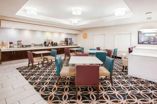 La Quinta Inn & Suites by Wyndham Cincinnati Airpt Florence Dining Photos
