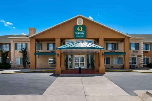 Quality Inn & Suites Airport West Exterior Photos