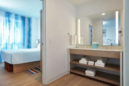 Universal’s Endless Summer Resort – Surfside Inn and Suites Rooms Photos