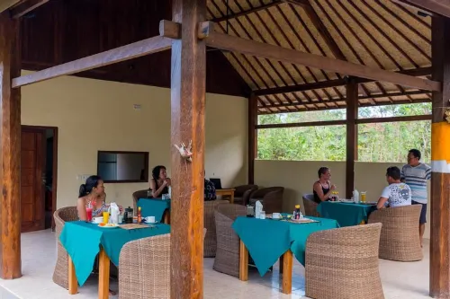 Royal Retreat Villa's Lembongan Dining Photos