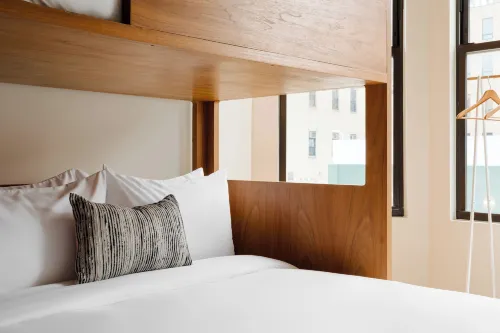 Found Hotel Chicago River North Rooms Photos