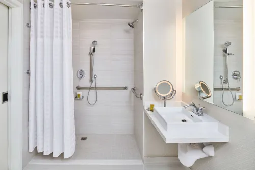 DoubleTree by Hilton Irvine Spectrum Rooms Photos