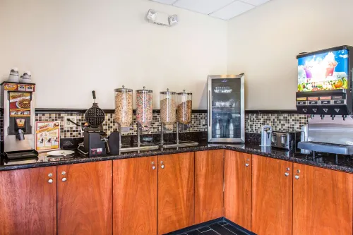 Clarion Hotel & Suites Hamden-New Haven Dining Photos