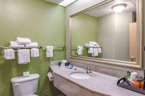 Quality Inn & Suites Airport Photos