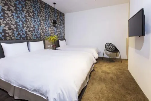 Queen Hotel II Photos