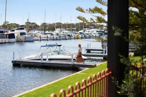 Mariners Cove Waterfront Motel and Apartments Near Hotel Photos