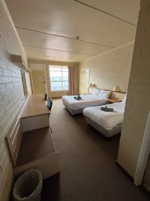 Opal Inn Hotel, Motel, Caravan Park Chambres Photos
