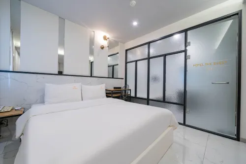 HY Realty Hotel Rooms Photos