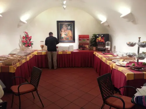 Domus Sessoriana Dining Photos