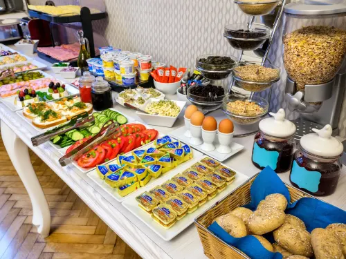 Kosmopolita Rooms Dining Photos