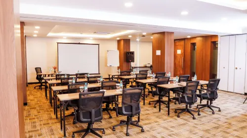 Next Hotel Yogyakarta Fasilitas Bisnis Photos
