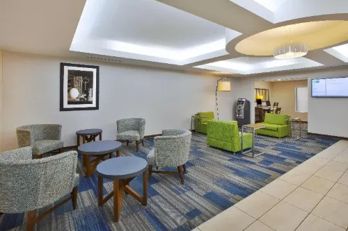 Holiday Inn Express & Suites Auburn Hills بالقرب من الفندق Photos