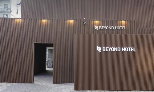 Beyond Hotel Extérieur Photos