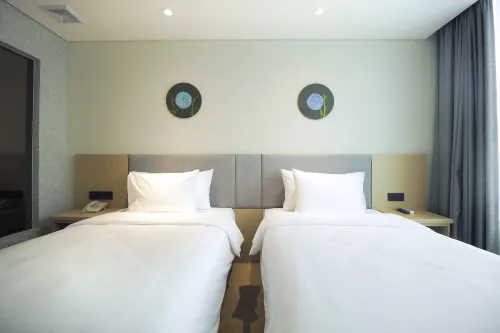 EASTERN HOTEL BOJONEGORO Kamar Photos