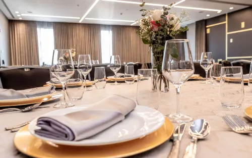 The Rose Hotel Chicago O’Hare, Tapestry Collection by Hilton Dining Photos