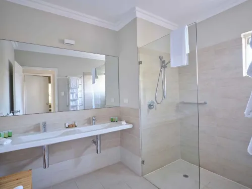 The Marina Hotel - Mindarie Zimmer Photos