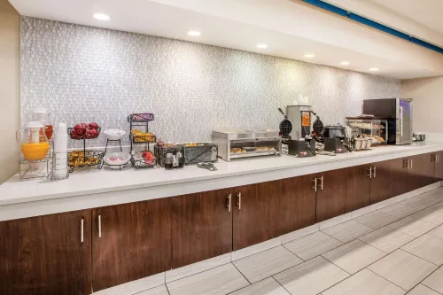 La Quinta Inn & Suites by Wyndham Cincinnati Airpt Florence Dining Photos