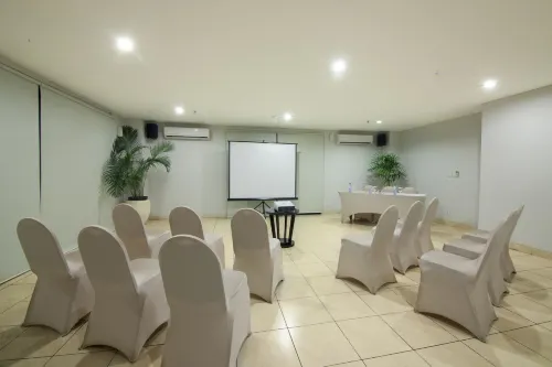 Grand Kuta Hotel and Residence Бизнес-удобства Photos