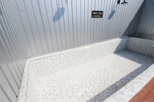HY Realty Hotel Rooms Photos