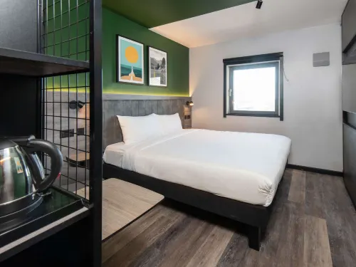 Ibis Styles London Gatwick Airport Rooms Photos
